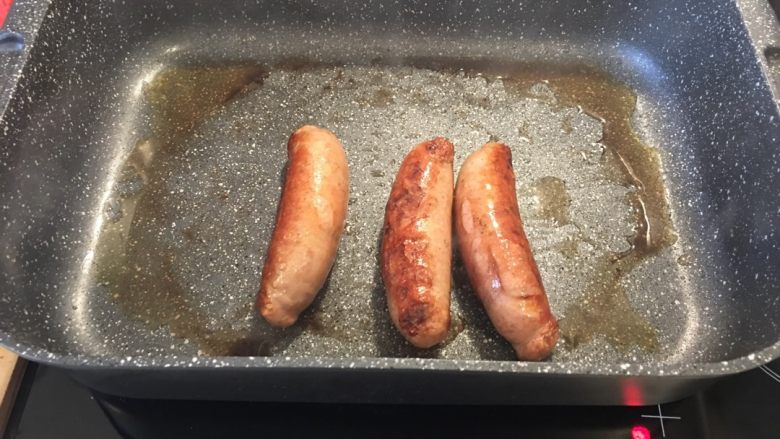 三人周末早餐,下肉肠大火煎，室内煎肉肠一定要开抽烟机开门窗通风。