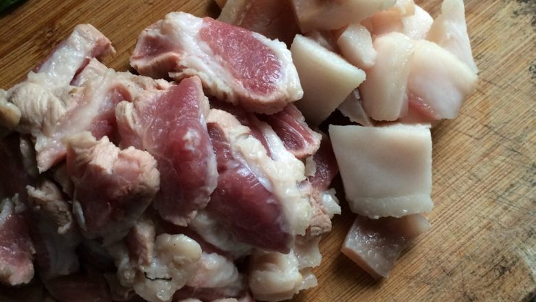 木耳黄瓜炒肉,五花<a style='color:red;display:inline-block;' href='/shicai/ 6081'>肉</a>过开水去血腥后，捞出切片备用。<a style='color:red;display:inline-block;' href='/shicai/ 6081'>肉</a>皮和连皮油膘切薄片另放