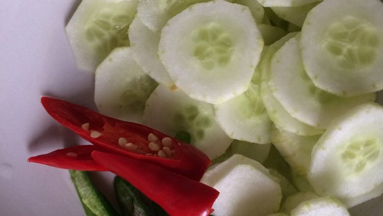 木耳黄瓜炒肉,中火少油起油锅，把另放的的肉皮和油膘先入锅熬油，待肥肉边卷起下肉片