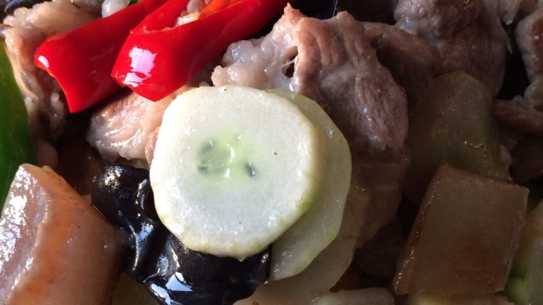 木耳黄瓜炒肉,翻炒至8成熟放姜片，<a style='color:red;display:inline-block;' href='/shicai/ 54'>黄瓜</a>薄片和斜切的辣椒，继续翻炒，肉熟后加盐炒匀起锅。