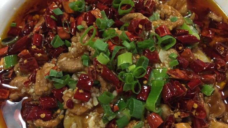 红烧肉,首先把肉用鸡蛋和淀粉浆好，做油把肉滑熟，锅烧热倒入油放川椒炒香放葱姜蒜豆瓣酱，酱油糖味精鸡精适量