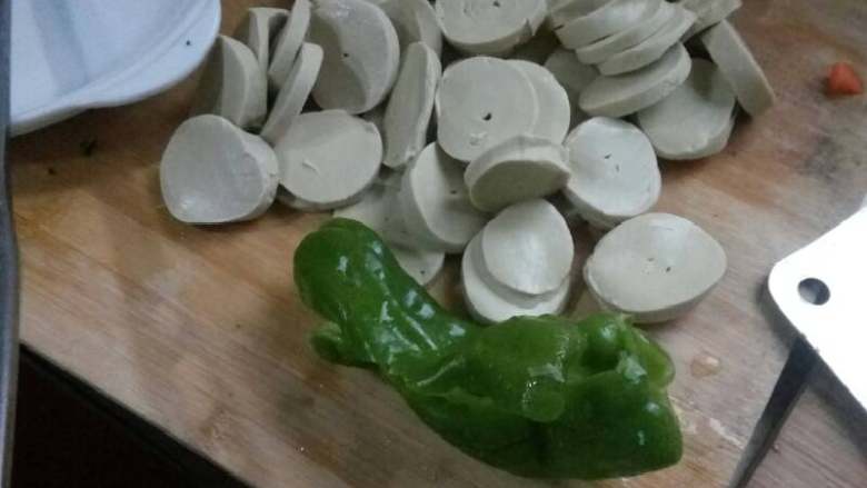 绿色青菜配素鸡，清炒,<a style='color:red;display:inline-block;' href='/shicai/ 471'>素鸡</a>切圆片，待用