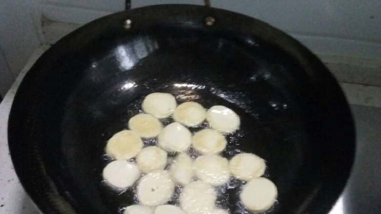 绿色青菜配素鸡，清炒,锅加油，烧热，放入素鸡炸