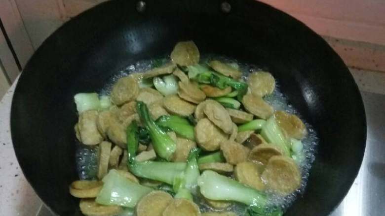 绿色青菜配素鸡，清炒,锅里放入<a style='color:red;display:inline-block;' href='/shicai/ 3517'>青菜</a>煸炒，六成熟后放入炸好的素鸡，炒到八成熟放入盐，稍微加点水，防止<a style='color:red;display:inline-block;' href='/shicai/ 3517'>青菜</a>糊了