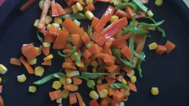 培根披萨,把红<a style='color:red;display:inline-block;' href='/shicai/ 88029'>绿辣椒</a>、<a style='color:red;display:inline-block;' href='/shicai/ 25'>胡萝卜</a>丁、<a style='color:red;display:inline-block;' href='/shicai/ 54'>黄瓜</a>丁、<a style='color:red;display:inline-block;' href='/shicai/ 4802'>玉米粒</a>在平底锅里炒一下，去掉水分，适量加点盐