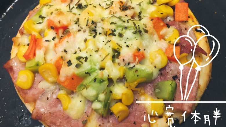 培根披萨,烤箱提前预热，预热好直接放进烤箱，我是六根管的烤箱，设置200度烤10-15分钟