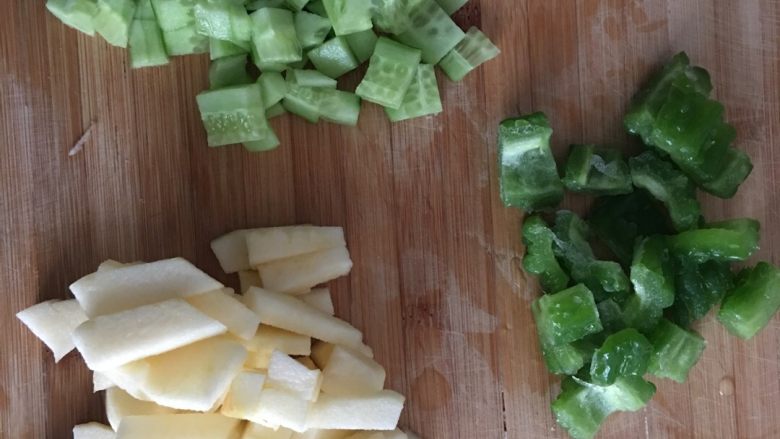 苦瓜也能变美味,所有材料切丁，越小越好