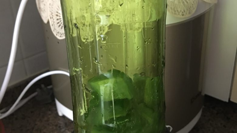 苦瓜也能变美味,每个材料分别用搅拌机搅拌，少量多次，不喜欢渣的同学，可以吧搅拌的时间变长一些