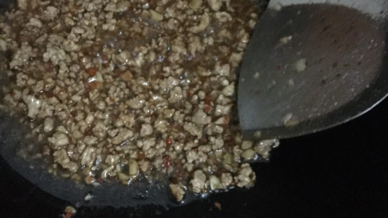 蒜辣应秋葵,烧一锅油放肉末,加盐,再放辣椒和蒜末。加入酱油料酒等调味料。