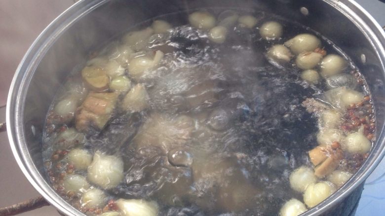 苦藠鸭掌汤,烧涨转小火,熬煮1个半小时。