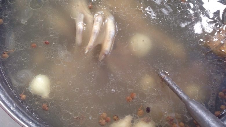 苦藠鸭掌汤,下鸭掌,继续小火熬煮,1小时40分钟左右。