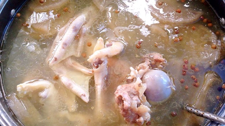 苦藠鸭掌汤,试味道,如淡了加盐巴调味。