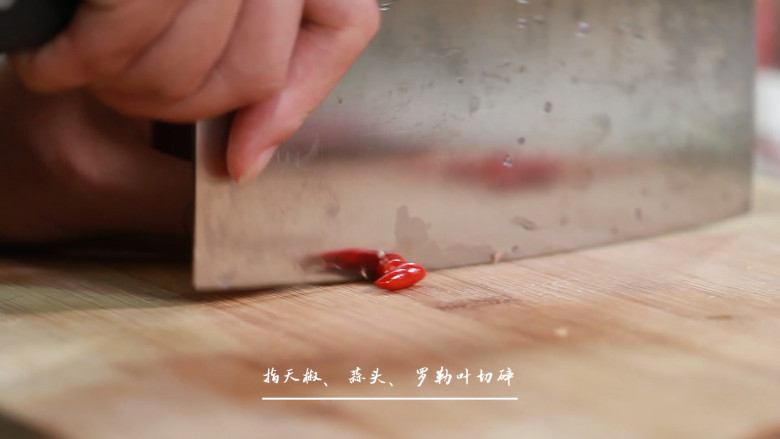 泰式柠檬蒸黄鱼,辣椒、<a style='color:red;display:inline-block;' href='/shicai/ 2795'>蒜头</a>切厚片，南姜切丝，<a style='color:red;display:inline-block;' href='/shicai/ 110043'>青柠檬</a>、<a style='color:red;display:inline-block;' href='/shicai/ 812'>香茅</a>切薄片；