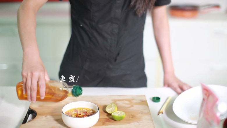 泰式柠檬蒸黄鱼,加入<a style='color:red;display:inline-block;' href='/shicai/ 110158'>青柠檬汁</a>、<a style='color:red;display:inline-block;' href='/shicai/ 714'>鱼露</a>；