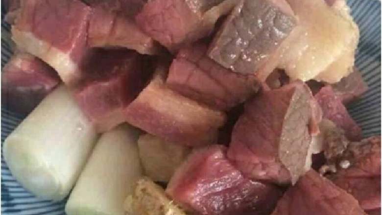 牛肉炖柿子,牛肉需要焯一下,去沫。同时,锅放在中火倒入黄油融化。