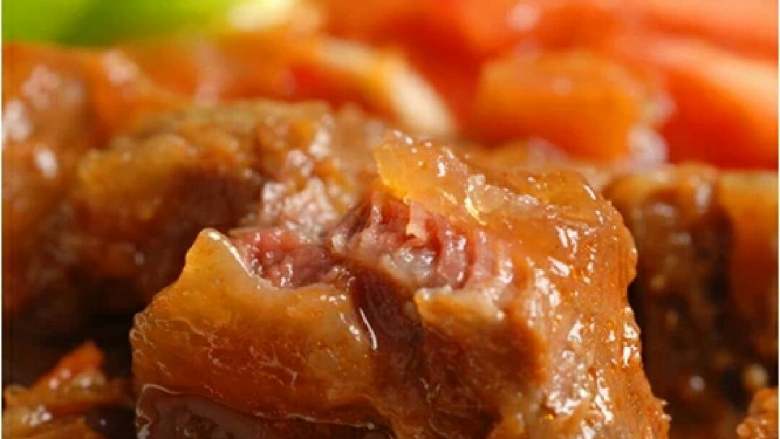牛肉炖柿子,倒入西红柿,先开大火,开锅转小火,炖制西红柿完完全全的溶解在肉汁内,可以根据自己喜好,收汁或者留多点汁
