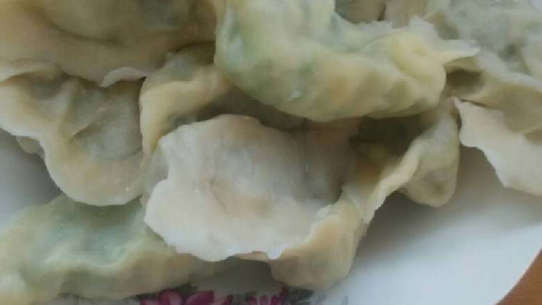 韭菜鸡蛋虾皮饺子,包好下锅煮