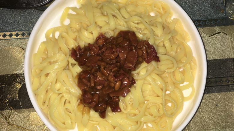 培根炸酱面,把酱浇面上