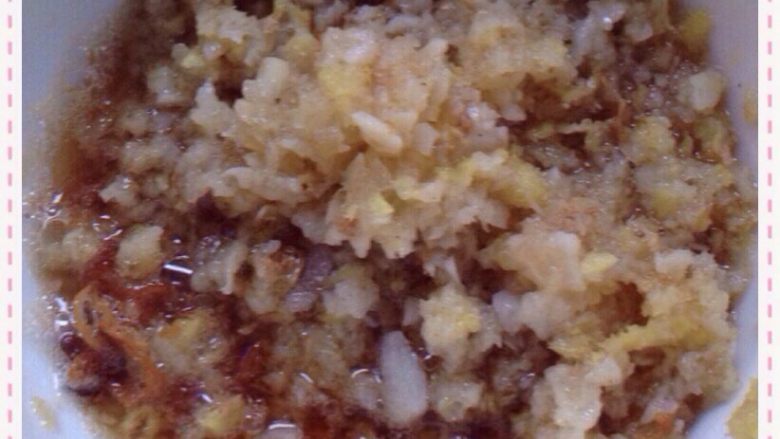 姜蒜泥（自制）,放碗里，烧油，把热油浇在姜蒜沫上面。然后拿勺子混合均匀。提示：油刚刚没过姜蒜沫就可以了。