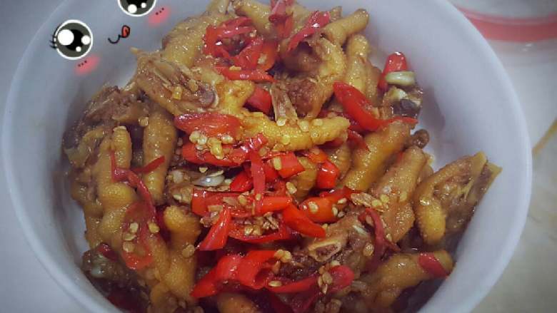 香辣鸡爪,<a style='color:red;display:inline-block;' href='/shicai/ 82'>小米椒</a>需要炒熟 然后<a style='color:red;display:inline-block;' href='/shicai/ 788'>生抽</a><a style='color:red;display:inline-block;' href='/shicai/ 847'>香油</a>这些可以放了  鸡爪也可以回下锅