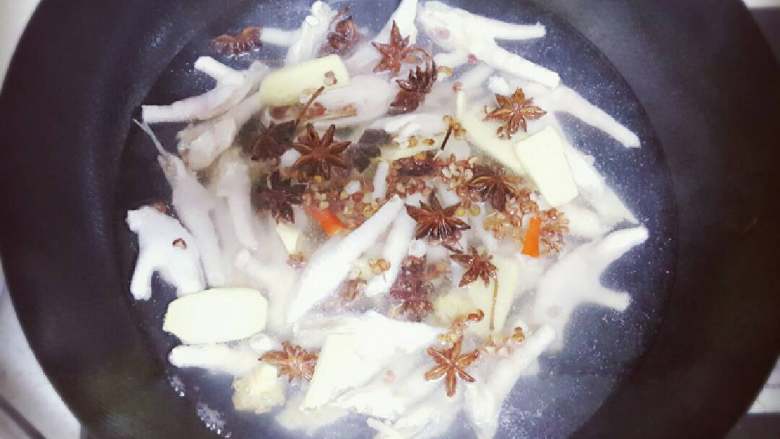 香辣鸡爪,冷水下锅煮 放<a style='color:red;display:inline-block;' href='/shicai/ 718'>料酒</a><a style='color:red;display:inline-block;' href='/shicai/ 700'>花椒</a><a style='color:red;display:inline-block;' href='/shicai/ 695'>八角</a><a style='color:red;display:inline-block;' href='/shicai/ 2800'>生姜</a>煮开 熟了后把鸡爪倒入冷水放凉