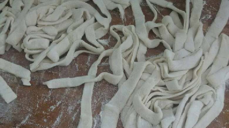 手擀面,把做好的面团擀成片，再切成条状