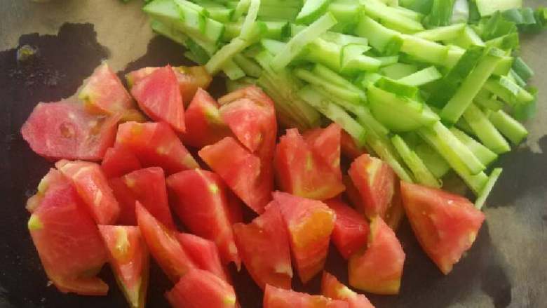 手擀面,把<a style='color:red;display:inline-block;' href='/shicai/ 3551'>西红柿</a><a style='color:red;display:inline-block;' href='/shicai/ 54'>黄瓜</a>切丝切块<a style='color:red;display:inline-block;' href='/shicai/ 3250'>葱</a><a style='color:red;display:inline-block;' href='/shicai/ 37'>姜</a>切碎