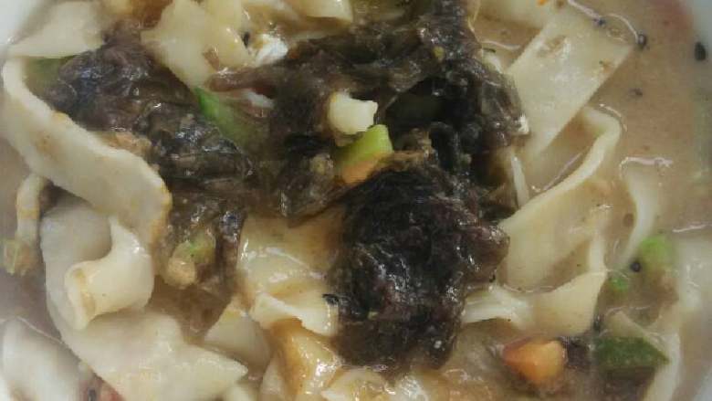 手擀面,再放入面和西红柿黄瓜葱姜