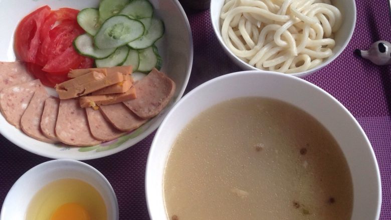 过桥乌冬面,把煮沸汤到碗里,所有材料放一起制作,开始!