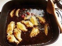 清爽型的可乐鸡翅😘,步骤3大火煮开。煮开捞一捞浮沫。(换锅 = =。平底锅太浅。)