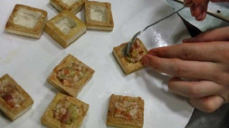 镜箱豆腐,挖孔填肉