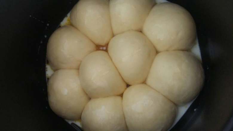 电饭锅面包,一百毫升<a style='color:red;display:inline-block;' href='/shicai/ 219'>牛奶</a>倒进电饭锅,淋点蜂蜜。煮饭键,自动跳闸十分钟,就好