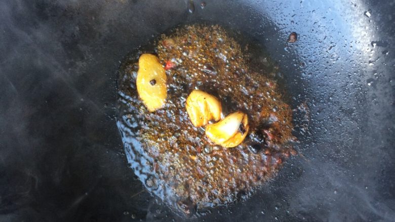 麻辣豆花牛肉,倒掉锅中水,起油锅爆香姜蒜后下豆瓣酱爆炒