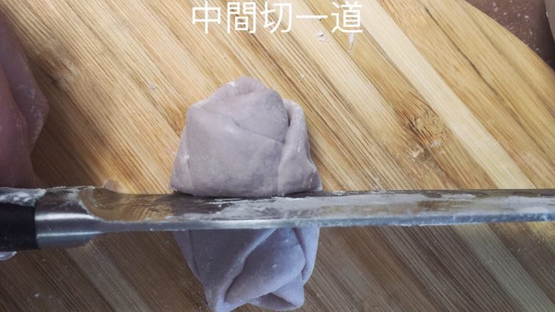 椰香紫薯包（18个步骤详细 记得点开图片 已拼接）,刀压下去自然花瓣就会粘在一起