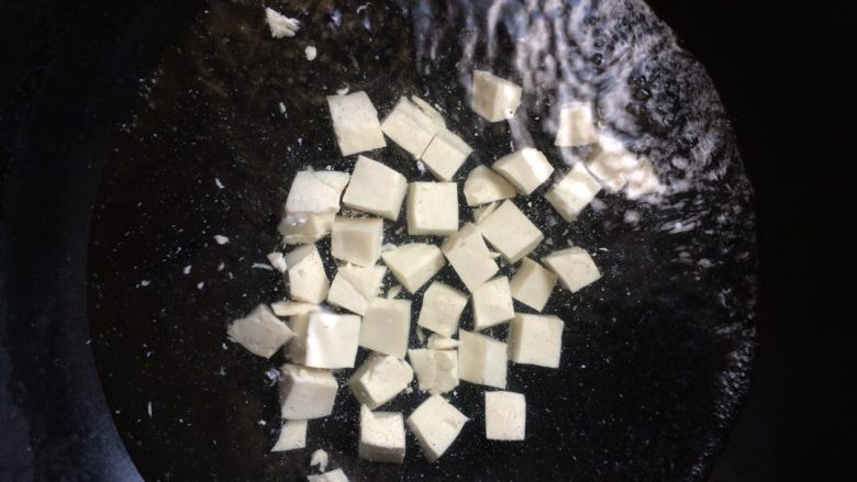 花蛤豆腐汤,豆腐切块在开水中烫煮一会儿,去豆腥味