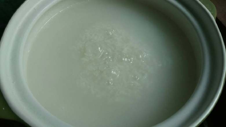 鲜虾瘦肉粥,清水熬粥,熬至粥烂开出米花