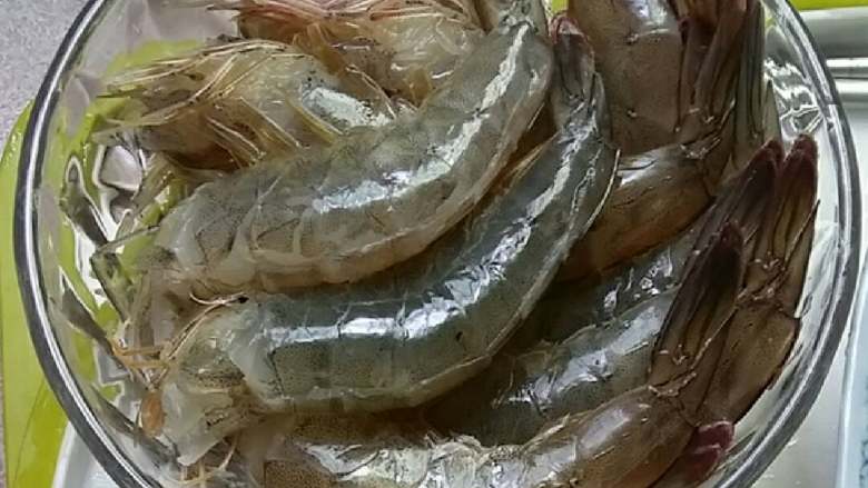 鲜虾瘦肉粥,虾头虾脑去掉,剪开虾清理干净虾肠,备用