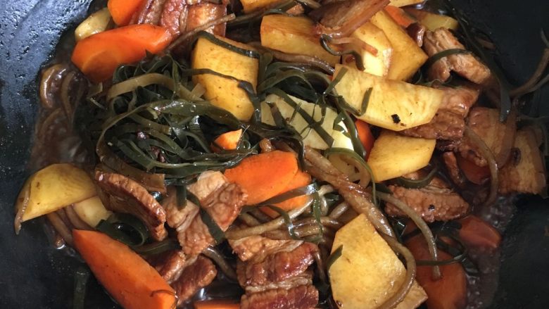 铁锅大锅菜,倒入海带,粉条翻炒