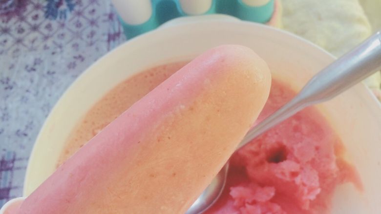 酸奶草莓冰激凌(雪糕)🍓,第二天拿出来的。可能因为用的是原味无糖酸奶,老爸觉得酸了😋,所以,有些东西的口味儿和量还是依个人喜好吧。