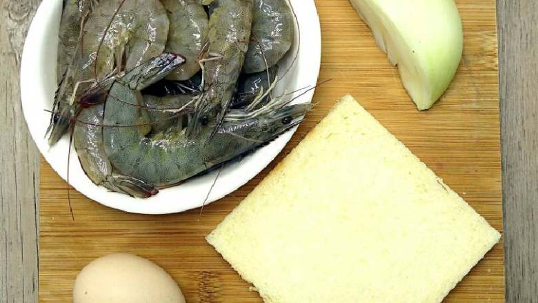 美味虾饼,材料：鲜虾250g，<a style='color:red;display:inline-block;' href='/shicai/ 29'>洋葱</a>50g，<a style='color:red;display:inline-block;' href='/shicai/ 5973'>全麦面包</a>(或面包、面粉)30g，<a style='color:red;display:inline-block;' href='/shicai/ 9'>鸡蛋</a>（取两小勺蛋液）。