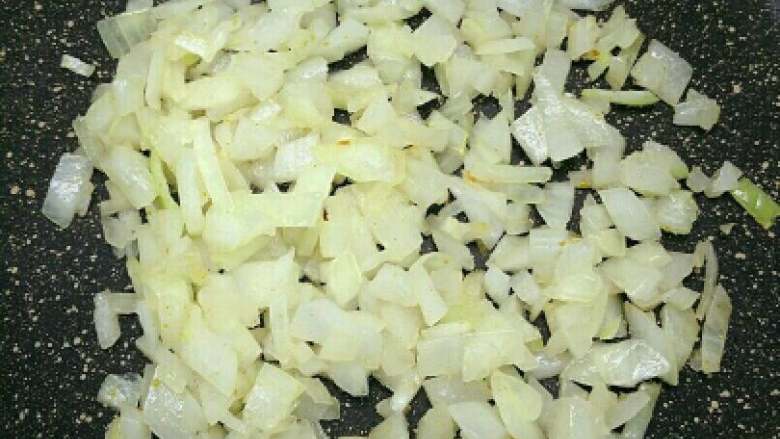 美味虾饼,洋葱切碎用锅炒一两分钟，或放入耐热玻璃盒，盖上保鲜膜，用微波炉叮一分钟。