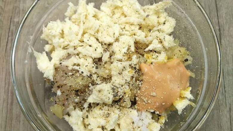 美味虾饼,虾泥盛入碗中，加入洋葱碎，撕碎的面包，在倒入两小勺蛋液，一大勺<a style='color:red;display:inline-block;' href='/shicai/ 5382'>蛋黄酱</a>，少许大蒜粉，<a style='color:red;display:inline-block;' href='/shicai/ 720'>胡椒粉</a>，淀粉。