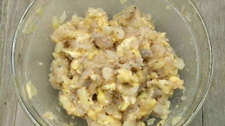 美味虾饼,充分的搅拌均匀，之后要分成若干个等分的虾泥，并用手压成饼状。