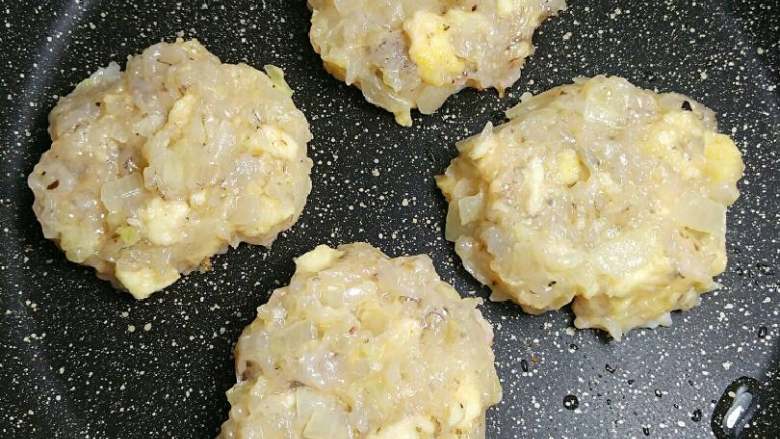 美味虾饼,平底锅用小火加热，刷上一层薄油，放入虾饼慢煎，两面煎熟至金黄，如果要煎的快一点，就把虾饼压薄一些。