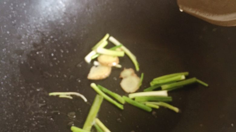 茄汁煨对虾,再起油锅,爆香葱、姜