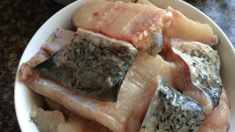 酸菜鱼,腌鱼包加料酒调匀后，均匀摸在切好的鱼肉上，腌1到2小时