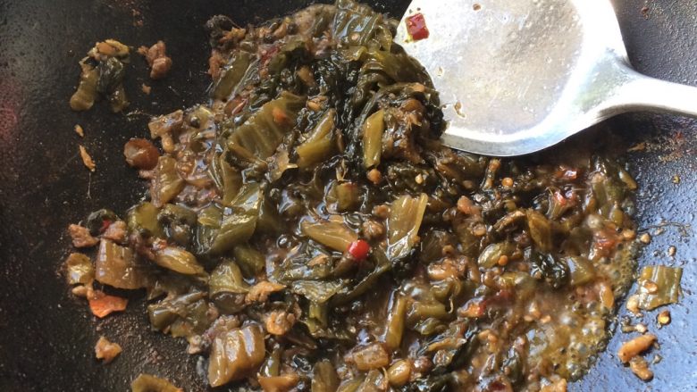 酸菜鱼,起油锅，爆姜蒜，飘香后炒酸菜包