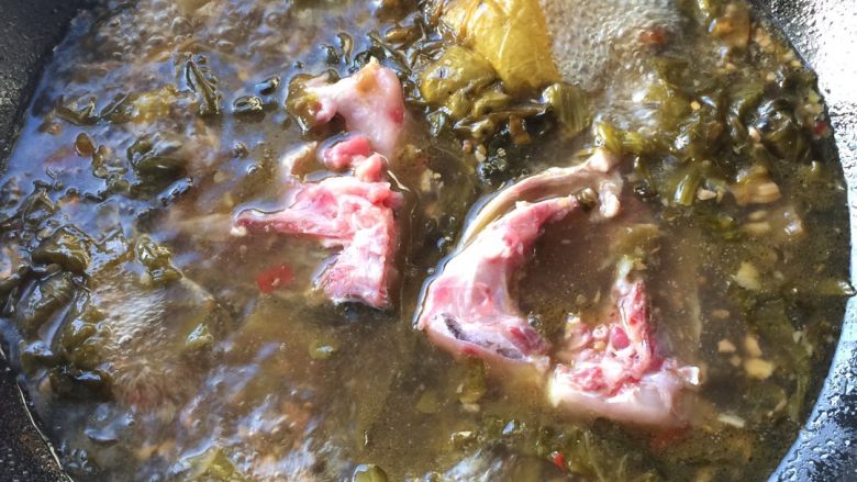 酸菜鱼,水开后下鱼头煮1分钟