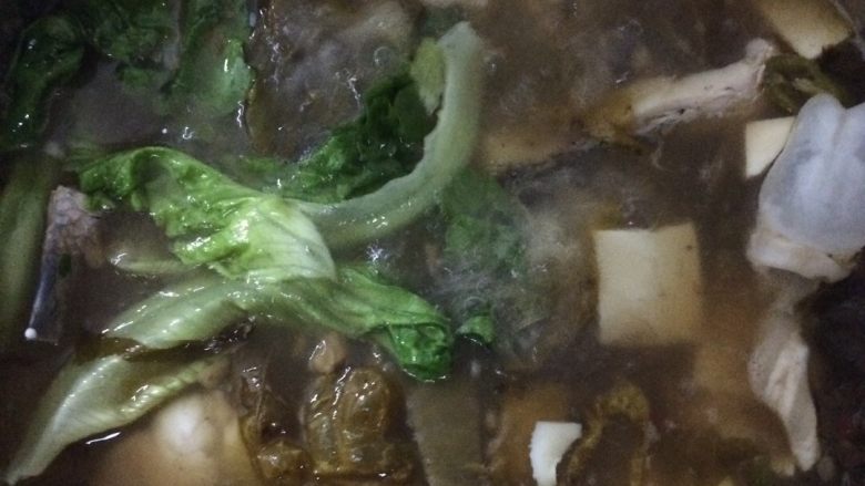 酸菜鱼,再下鱼肉，<a style='color:red;display:inline-block;' href='/shicai/ 465'>豆腐</a>，<a style='color:red;display:inline-block;' href='/shicai/ 121'>生菜</a>，葱花。2到3分钟后可吃