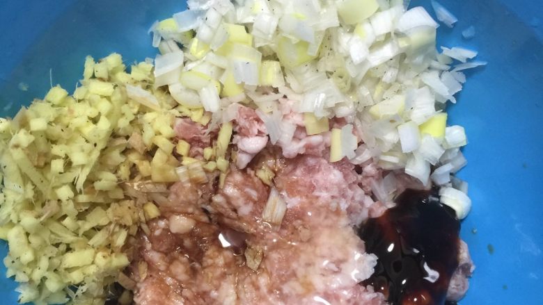 紫菜肉丸汤,从菜市场选好肉,让卖家绞成肉馅,要细腻一些。葱姜却成末,加入耗油,<a style='color:red;display:inline-block;' href='/shicai/ 692'>酱油</a>,干淀粉,食盐适量